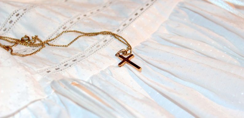 Médaille et chaîne de baptême, qui offre les bijoux ?