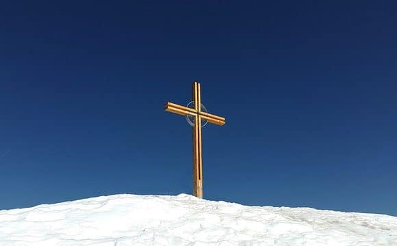 Le pendentif croix prend différentes apparences en bijouterie
